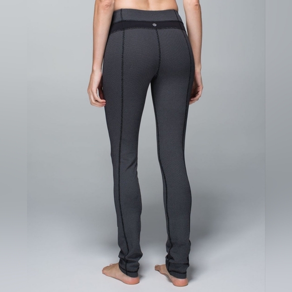 Lululemon Skinny Groove Leggings Pants Diamond Dot Black White Stretch Size  8 - Picture 2 of 15